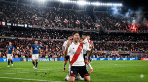 Gonzalo Montiel celebra su gol de penal para River ante Huracán en el Torneo Apertura