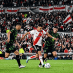 River Plate en ataque durante el partido ante Sarmiento por el Torneo Apertura 2026