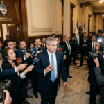 Manuel Adorni saliendo de la conferencia