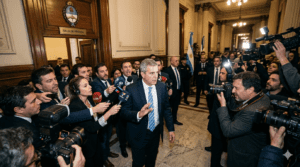 Manuel Adorni saliendo de la conferencia