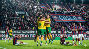 jugadores de Defensa y Justicia celebrando ante San Lorenzo