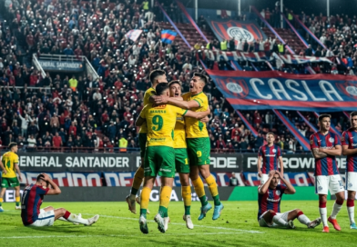 jugadores de Defensa y Justicia celebrando ante San Lorenzo