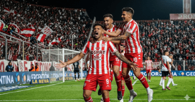 Cristian Tarragona celebra uno de sus goles para Unión ante Agropecuario