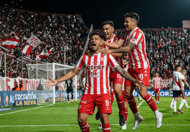 Cristian Tarragona celebra uno de sus goles para Unión ante Agropecuario