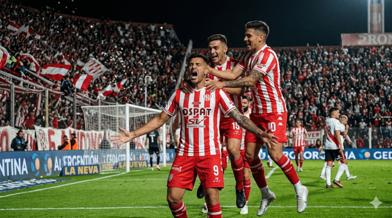 Cristian Tarragona celebra uno de sus goles para Unión ante Agropecuario