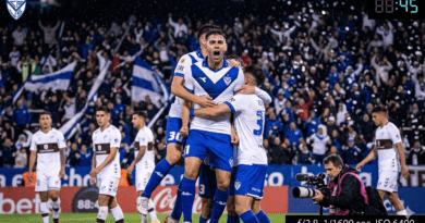 Jugadores de Vélez celebran el gol ante Platense por el Torneo Apertura 2026