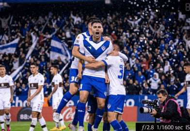 Jugadores de Vélez celebran el gol ante Platense por el Torneo Apertura 2026