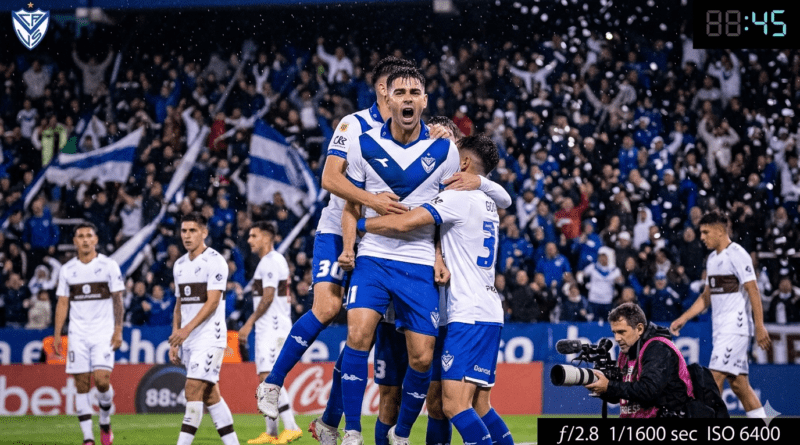 Jugadores de Vélez celebran el gol ante Platense por el Torneo Apertura 2026
