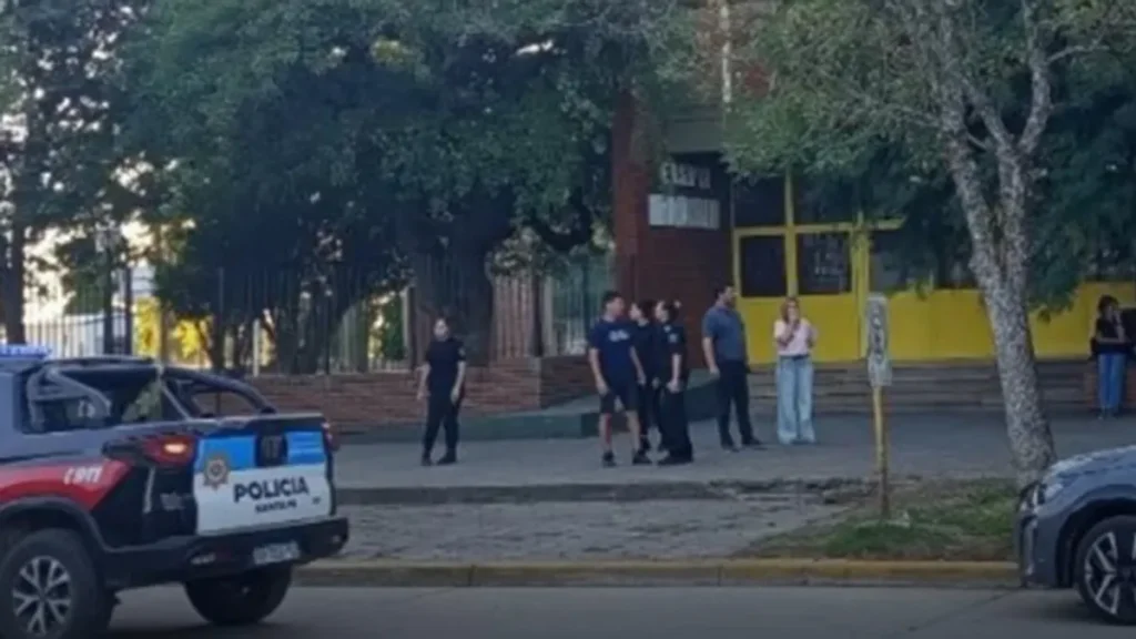 Zona acordonada por la policía tras el ataque en una escuela de San Cristóbal