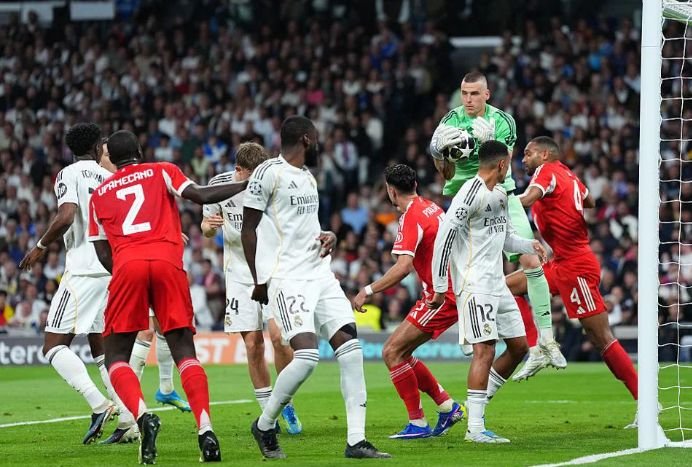 Arquero de Real Madrid en accion frente a rivales del Arsenal