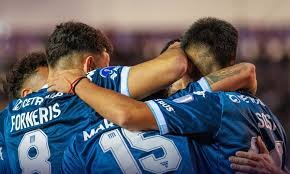 Racing ganó en la altura de Bolivia y debutó con una victoria