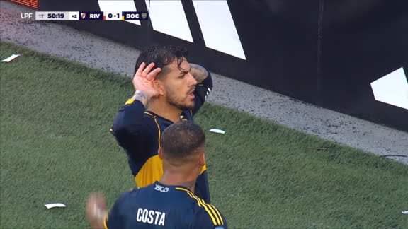 Jugador ejecutando un penal durante un partido de fútbol