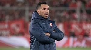 Carlos Tevez dirigiendo a Talleres durante un partido oficial