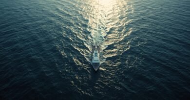 Cápsula Orión amerizando en el océano Pacífico tras completar la misión Artemis II