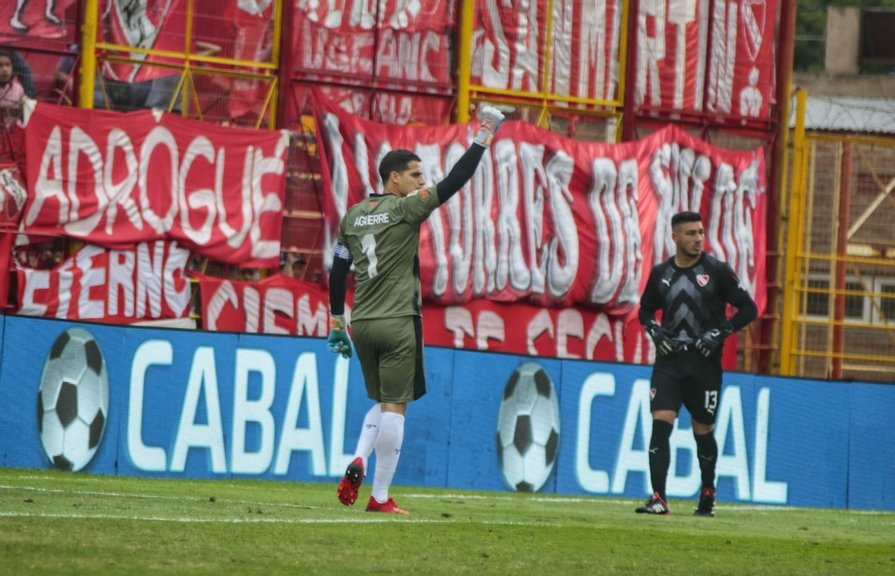 Arquero de Central Córdoba realiza una atajada durante el partido ante Vélez
