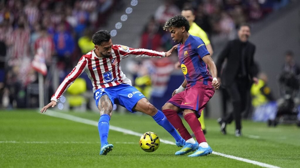 Jugadores de Barcelona y Atlético disputan el balón en el Camp Nou