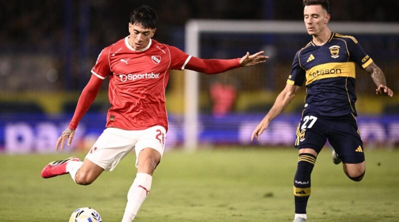 Partido entre Boca e Independiente en La Bombonera por el Torneo Apertura 2026