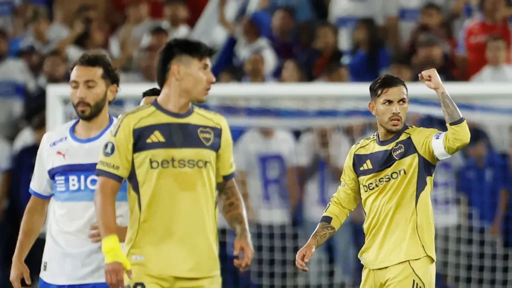 Jugada disputada entre Boca y Universidad Católica