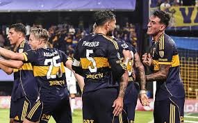 Jugadores de Boca celebran un gol ante Barcelona en la Copa Libertadores