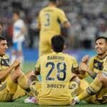 Boca pegó primero en el Grupo: triunfo 2-1 ante Universidad Católica en su regreso continental Jugadores de Boca celebran un gol ante Universidad Católica