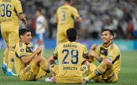 Jugadores de Boca celebran un gol ante Universidad Católica