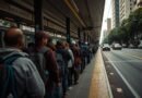 Largas filas de pasajeros por demoras en colectivos