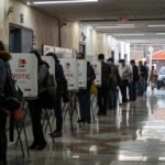Elecciones en Perú: más de 30 candidatos y un balotaje en junio marcarán el futuro político del país Ciudadanos votando durante las elecciones generales en Perú 2026