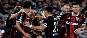 Jugadores celebrando un gol en los minutos finales