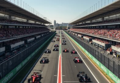 Monoplazas de Fórmula 1 compitiendo en un circuito urbano durante una carrera