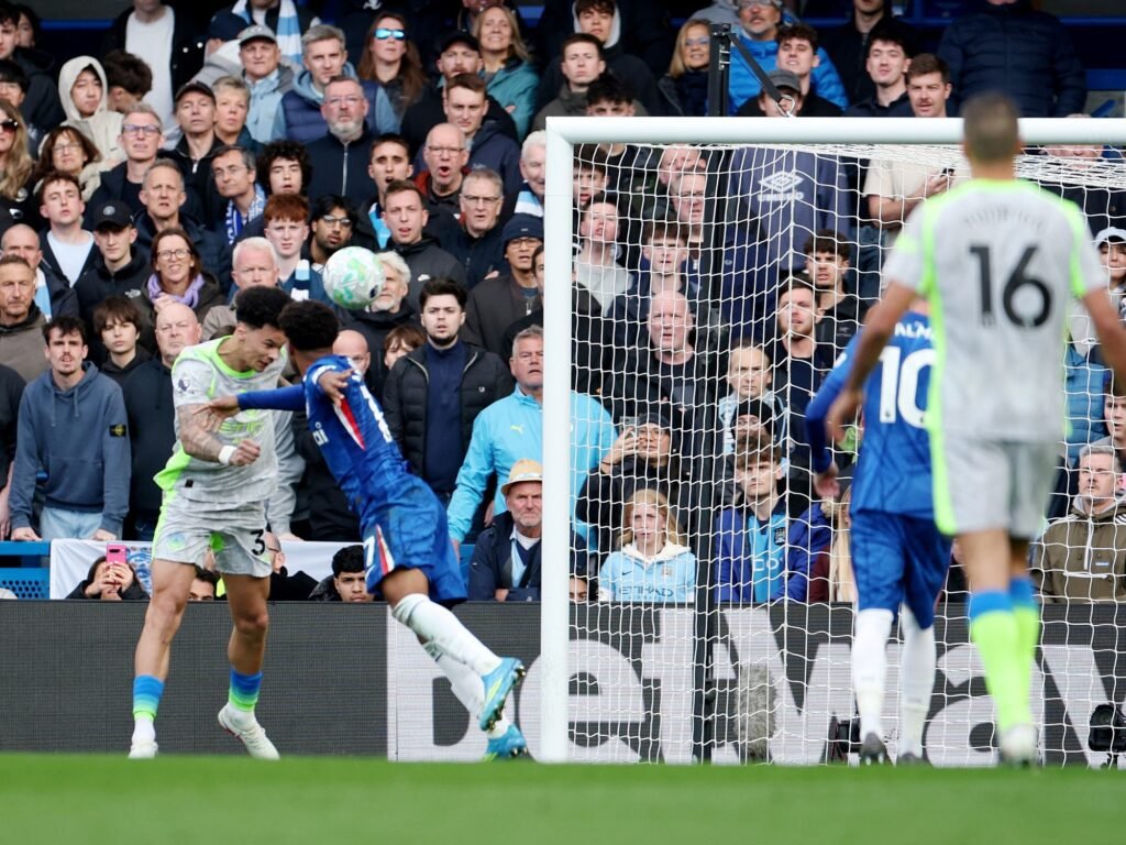 Gol de cabeza durante el partido entre Chelsea y Manchester City
