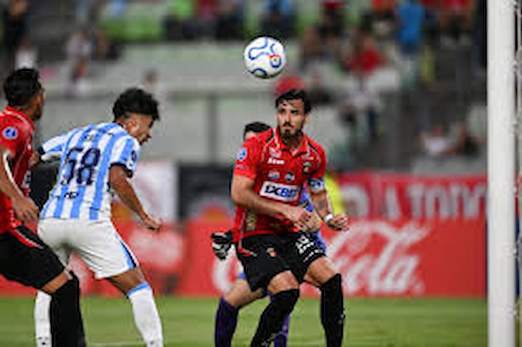 Gol de cabeza en partido de Racing
