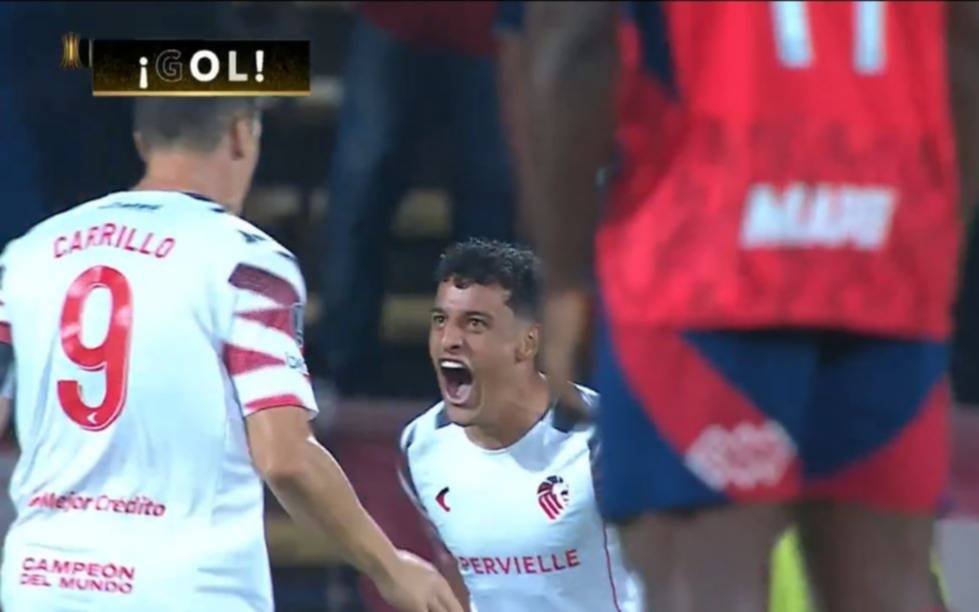 Jugador de Estudiantes celebra gol en partido internacional