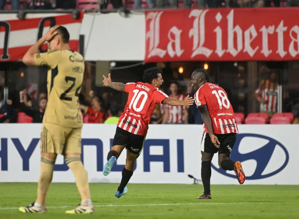 Tiago Palacios remata desde media distancia en el partido ante Cusco FC