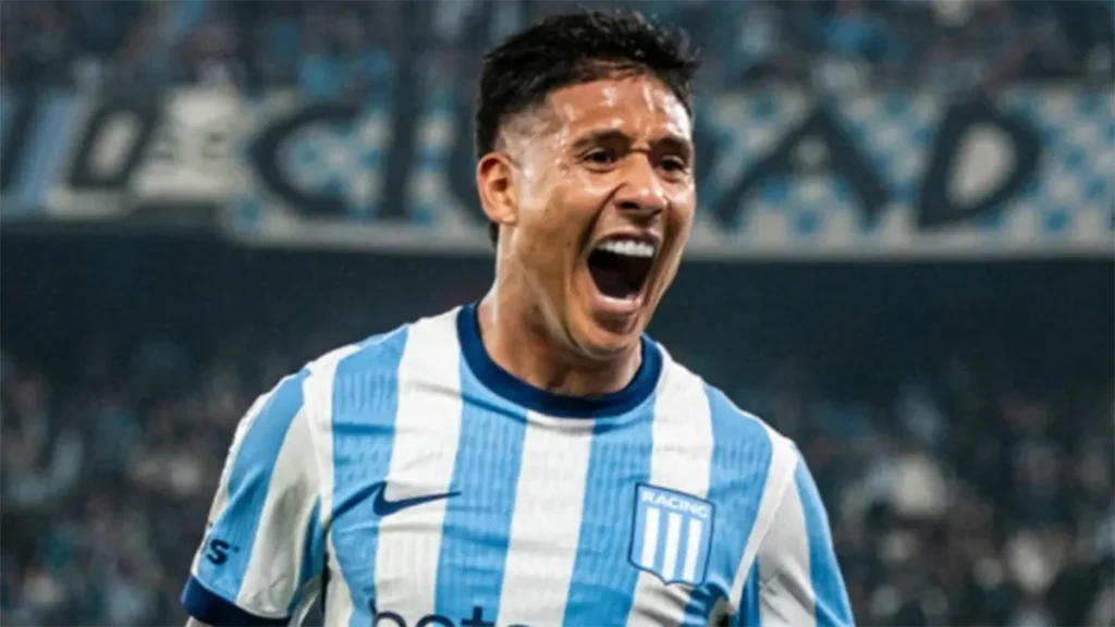 Gol de cabeza de Racing durante el partido ante Barracas Central