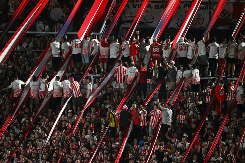 La hinchada de Estudiantes alentando