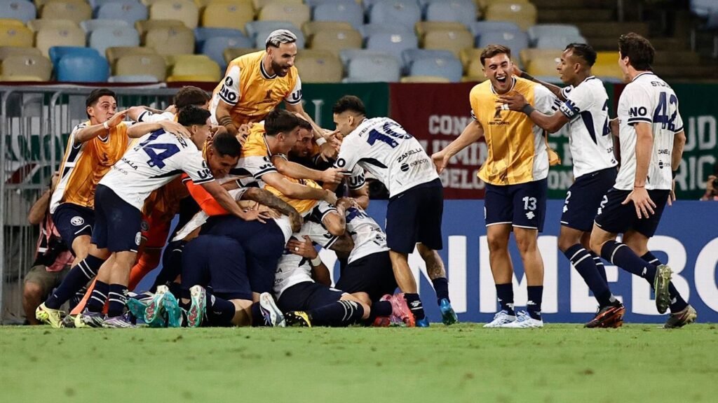 Jugadores de Independiente Rivadavia celebran un gol ante Fluminense en el Maracaná