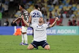 Jugadores de Independiente Rivadavia celebran un gol