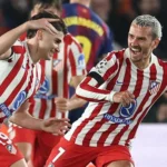 Jugador ejecuta un remate potente durante el partido