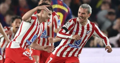 Jugador ejecuta un remate potente durante el partido