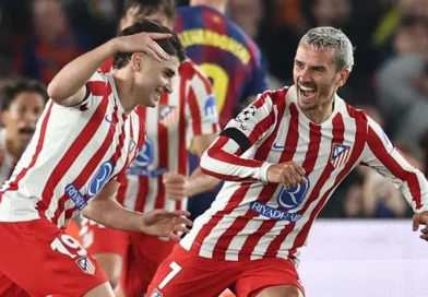 Jugador ejecuta un remate potente durante el partido