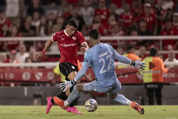 Jugadores disputan el balón durante un partido de la jornada