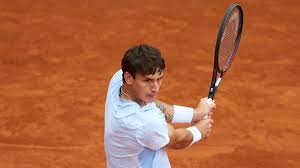 Tenista jugando en polvo de ladrillo