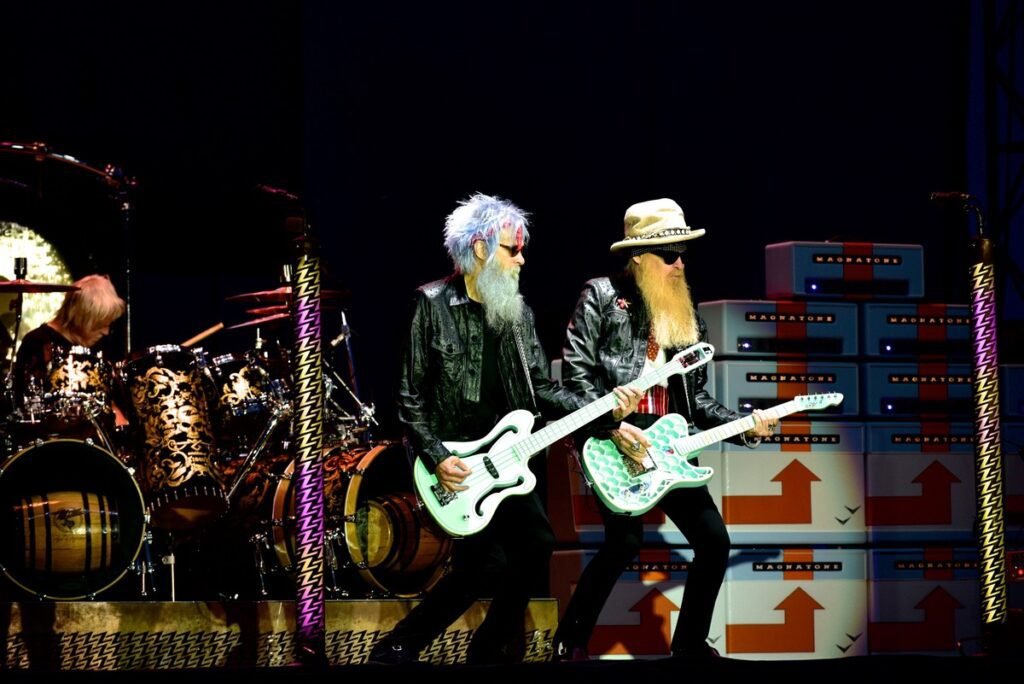 Multitud asistiendo a recital de rock en estadio