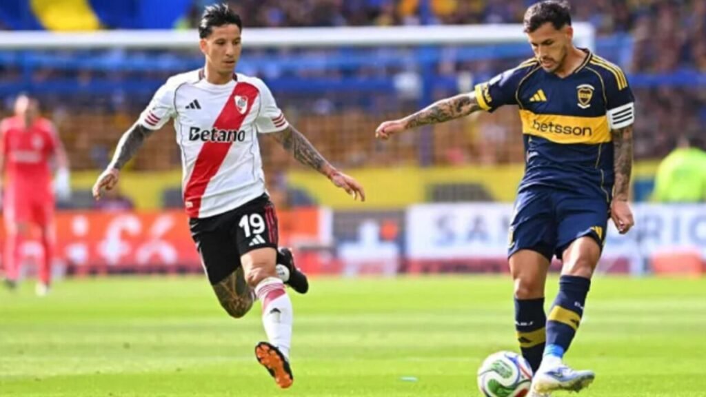 Jugadores de River y Boca disputan el balón en el mediocampo