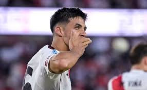 Jugador de River celebrando un gol ante Belgrano en el Monumental
