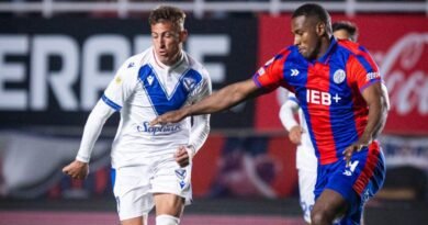 Jugadores de San Lorenzo y Vélez disputando la pelota en un partido