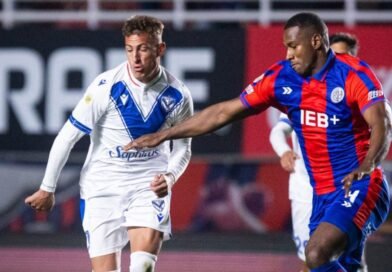Jugadores de San Lorenzo y Vélez disputando la pelota en un partido