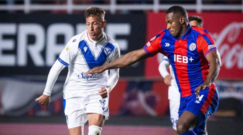 Jugadores de San Lorenzo y Vélez disputando la pelota en un partido