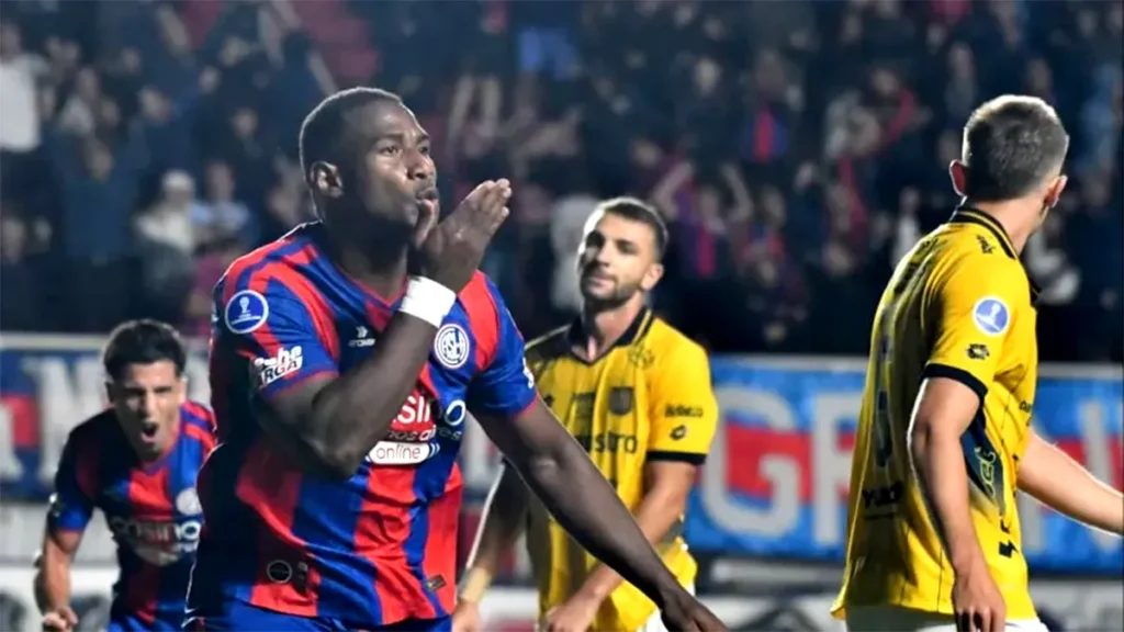 Jugadores de San Lorenzo celebran un gol ante Deportivo Cuenca en la Sudamericana 2026