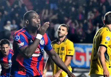 Jugadores de San Lorenzo celebran un gol ante Deportivo Cuenca en la Sudamericana 2026